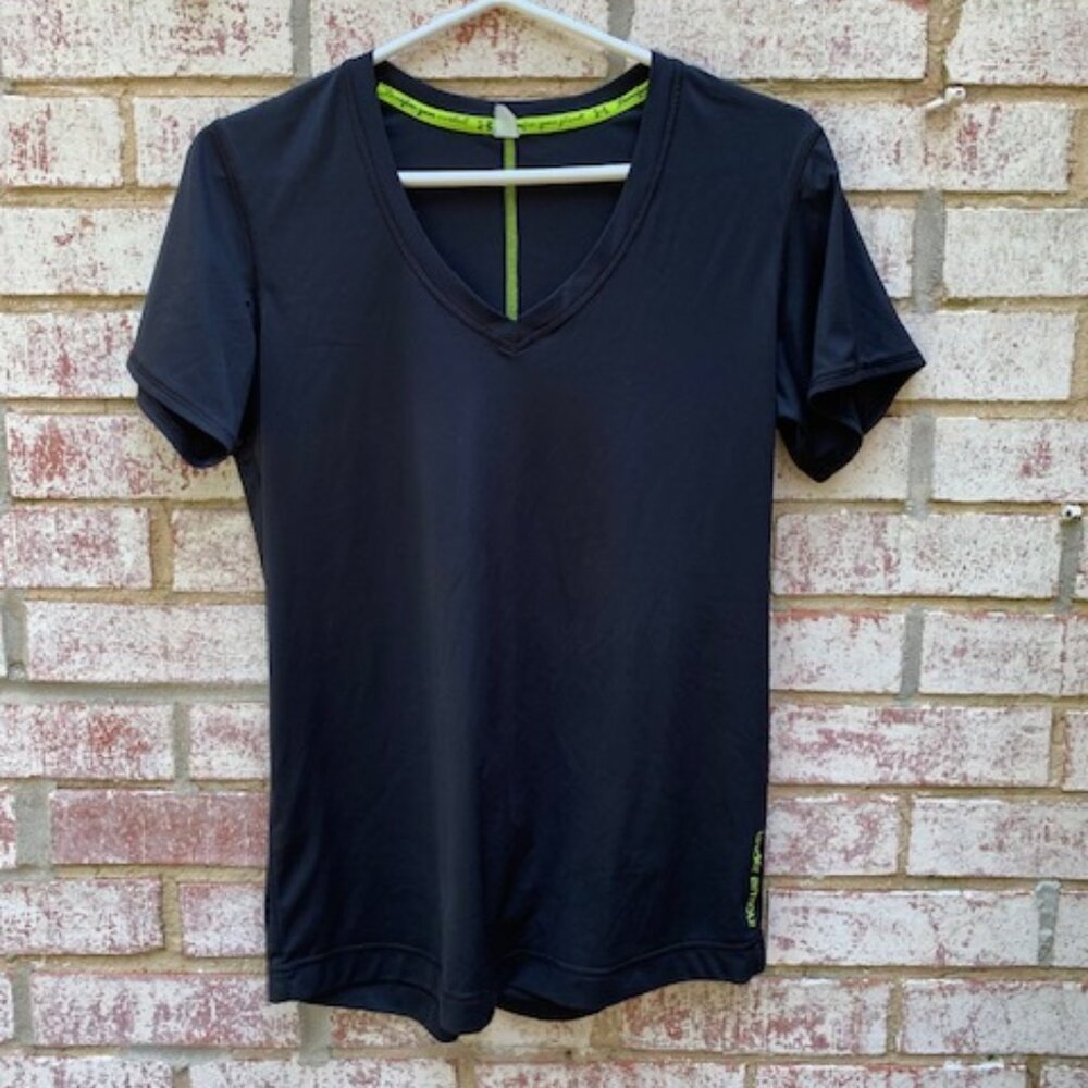 Under Armour V-Neck Workout T-Shirt size medium